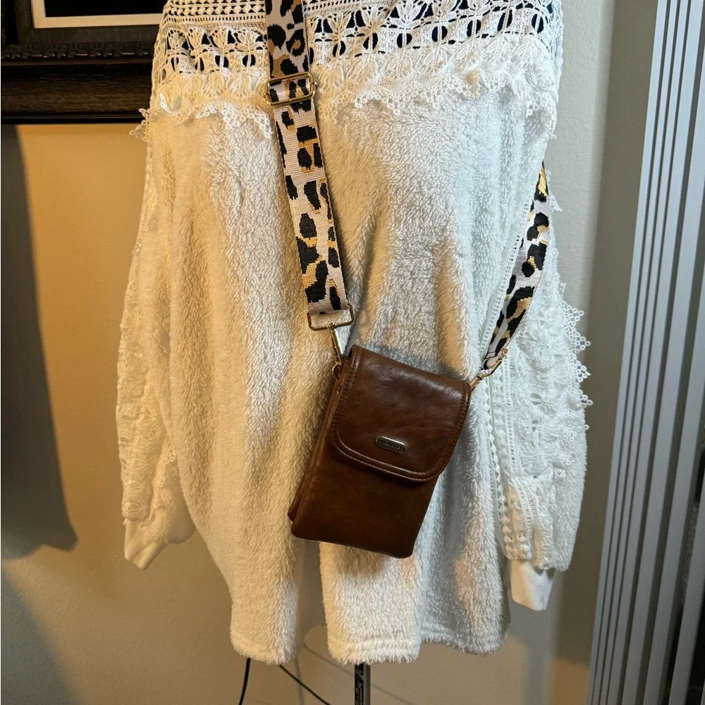 VANGUE Crossbody faux leather 4 compartments 2 cardholders detachable strap NWOT